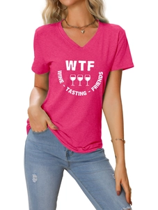 Détail du t-shirt rose à col en V avec motif WTF Wine Tasting Friends et verres