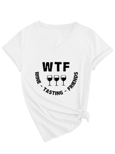 Détail du t-shirt blanc à col en V avec imprimé graphique WTF wine tasting friends