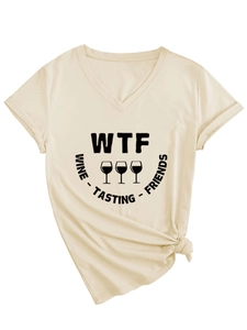 Détail du t-shirt beige à col en V avec motif WTF Wine Tasting Friends et nœud à l'ourlet