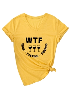 Détail d'un t-shirt jaune à col en V avec imprimé graphique WTF Wine Tasting Friends