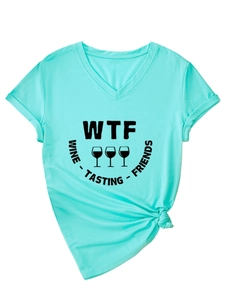 Détail du t-shirt vert menthe à col en V avec imprimé WTF et nœud frontal élégant
