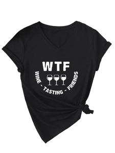 Détail du t-shirt à col en V avec imprimé Wine Tasting Friends et nœud sur le côté