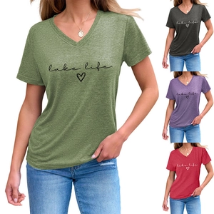 Détail montrant les diverses couleurs du t-shirt Lake Life à col en V pour femmes