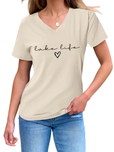 Détail du t-shirt beige à col en V Lake Life avec imprimé cœur et texture en coton doux