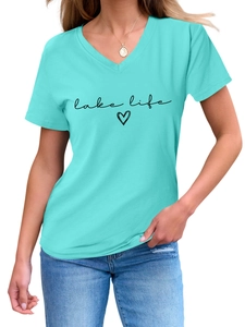 Détail du col en V et de l'imprimé Lake Life avec cœur sur t-shirt vert menthe