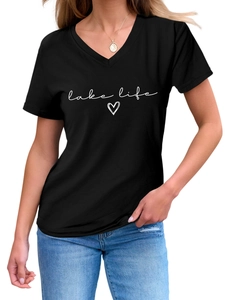 Détail du t-shirt col V noir pour femme avec imprimé Lake Life et motif cœur blanc