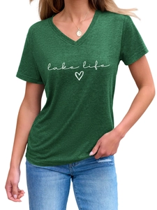 Détail du col en V et de l'imprimé coeur Lake Life sur le T-shirt en coton vert foncé