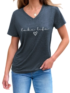 Détail du t-shirt femme Lake Life à col en V gris avec motif cœur et tissu doux au toucher