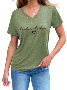 Détail de l'imprimé Lake Life sur le t-shirt vert olive pour femme avec col en V