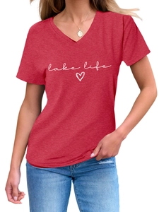 Détail du t-shirt rouge à col en V Lake Life avec imprimé cœur et texture en coton doux