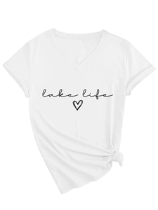 Détail d'un t-shirt blanc col en V avec imprimé Lake Life et ourlet noué élégant