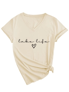 Détail du t-shirt col V Lake Life avec imprimé cœur, manches retroussées et nœud latéral
