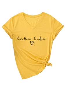 Détail d'un T-shirt jaune à col en V avec motif Lake Life et nœud élégant à l'ourlet