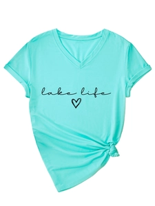 Détail du t-shirt Lake Life avec col en V, tissu vert menthe et nœud frontal élégant