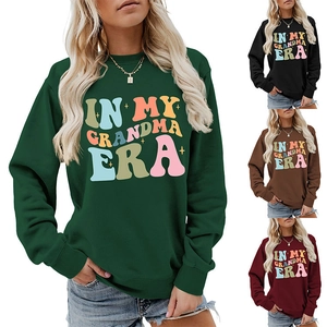 Detailansicht von vier Farboptionen für In My Grandma Era Sweatshirts mit gerippten Bündchen