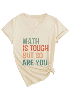 Détail d'un t-shirt beige à col en V avec texte rétro et finition de l'ourlet noué