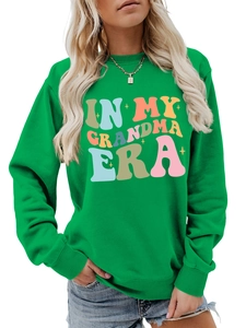 Detail eines grünen Sweatshirts mit In My Grandma Era Aufdruck und gerippten Ärmelbündchen