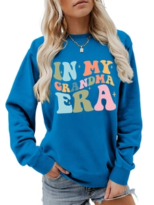 Detailansicht eines königsblauen Sweatshirts mit In My Grandma Era Vintage-Aufdruck