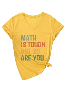 Détail du t-shirt jaune à col en V avec slogan Math Is Tough et nœud élégant