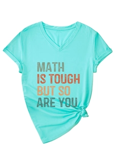 Détail du t-shirt à col en V avec texte imprimé et noeud latéral élégant