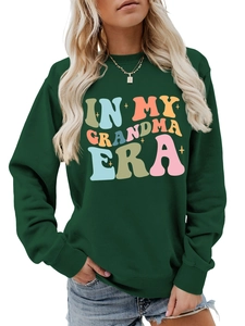 Detail des In My Grandma Era Sweatshirts mit dunkelgrünem Stoff und buntem Retro-Schriftzug