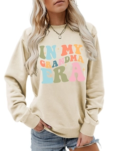 Detail des bunten 'IN MY GRANDMA ERA' Schriftzugs auf einem beigen Langarm-Sweatshirt