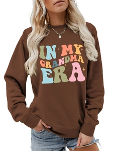 Nahaufnahme der Rippbündchen und des bunten IN MY GRANDMA ERA Aufdrucks auf dem Sweatshirt