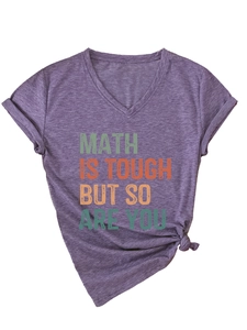 Détail du t-shirt violet à col en V avec slogan Math Is Tough et nœud décoratif