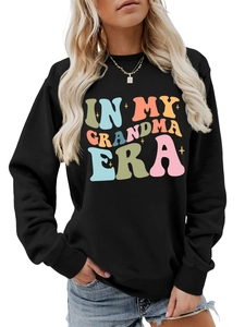 Detail von In My Grandma Era Vintage-Aufdruck auf schwarzem Baumwollmischung-Sweatshirt
