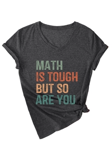 T-shirt gris foncé à col en V avec slogan Math Is Tough et détail de nœud sur le côté