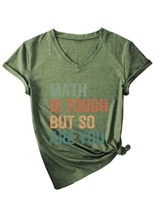 Détail du t-shirt vert armée à col en V avec imprimé vintage et nœud décoratif devant