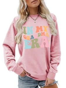 Detail eines rosa Sweatshirts mit In My Grandma Era Vintage-Print und Rippstrickbündchen