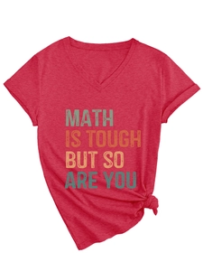 Détail d'un t-shirt rouge à col en V en coton doux avec texte imprimé artistique