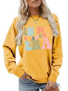 Detailansicht des gelben Sweatshirts mit In My Grandma Era Pop-Art-Aufdruck
