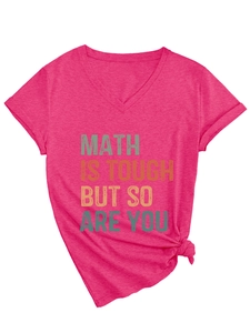 Détail du t-shirt rose à col en V avec texte imprimé et design élégant à nœud