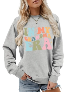 Detailansicht der Rippbündchen und des bunten In My Grandma Era Aufdrucks auf Sweatshirt