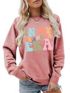 Detail von In My Grandma Era buntem Retro-Schriftzug auf altrosa Langarm-Sweatshirt