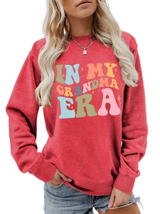 Details des roten Sweatshirts mit buntem IN MY GRANDMA ERA Vintage-Aufdruck im Detail