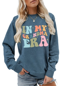 Detail eines blaugrauen Sweatshirts mit Vintage In My Grandma Era Textaufdruck