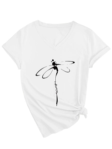 Détail du t-shirt blanc à col en V avec imprimé libellule warrior et ourlet noué élégant