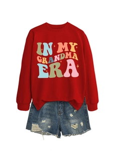Rotes Sweatshirt 'IN MY GRANDMA ERA' und Distressed-Denim-Shorts im Flat-Lay