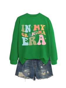 Flachbild von grünem Sweatshirt mit Text In My Grandma Era und Distressed Denim Shorts