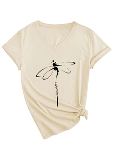 Détail du t-shirt crème à col en V avec motif libellule warrior et nœud décoratif à la taille