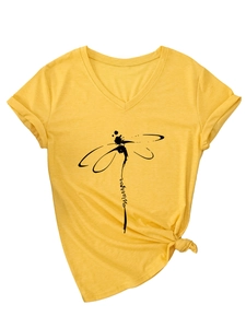 Détail de t-shirt jaune col en V avec imprimé libellé et ourlet noué décoratif