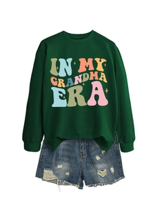 Detailansicht des gerippten Ausschnitts und des In My Grandma Era Aufdrucks auf dem Sweatshirt