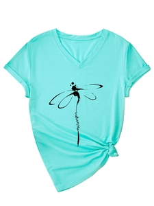 Détail d'un t-shirt col en V vert menthe avec imprimé libellule et texte Warrior