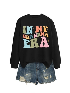 Flachgelegtes schwarzes Sweatshirt mit In My Grandma Era Schriftzug und Jeansshorts