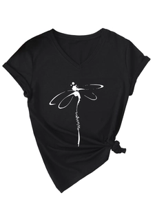 Détail d'un t-shirt noir à col en V avec imprimé libellule warrior et manches à revers