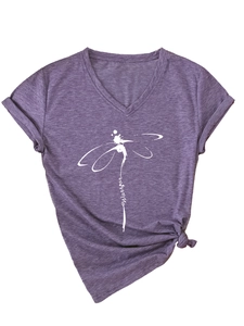 Détail du t-shirt violet chiné pour femme avec col en V, imprimé libellule et nœud sur le devant