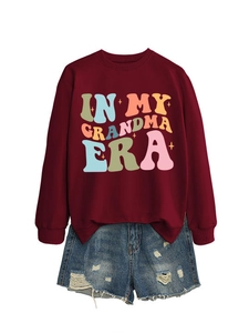 Flachbild von burgunderfarbenem Sweatshirt und blauen Destroyed-Denim-Shorts im Set